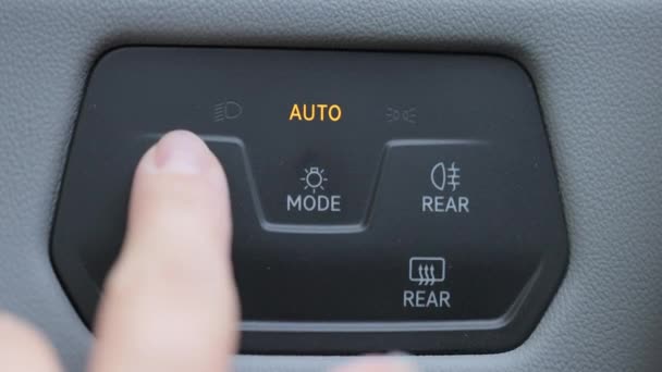 Farlar Sis Işıkları Otomatik Olarak Arabanın Işığını Açıp Kapama Kontrolü — Stok video