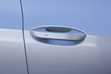 Anahtarsız bir araba kapısını otomatik olarak açmak. Anahtarsız giriş kapısı kolu ve anahtarsız giriş sensörü. Arabanın kapı kolu. Erişim düğmesi. Yeni elektrikli lüks bir arabanın dış tasarımı..