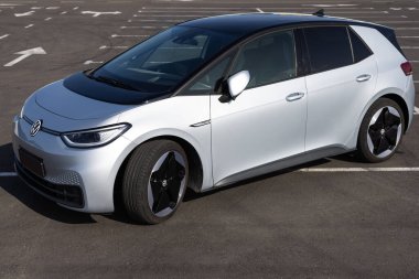 Lviv, Ukrayna - 8 Ekim 2023: Volkswagen ID.3 Pro S güneşli bir bahar gününde park alanında. ID.3 dünyada en çok satan elektrikli araçlardan biridir. Volkswagen kimliği 3 elektrikli araba.
