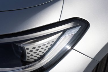 Lviv, Ukrayna - 8 Ekim 2023: Yeni VW 'nin Işığı 3 elektrikli araba. Ön taraftaki arabanın IQ 'su Led Light' ı kapat. Farlar, LED arabanın farlarını kapatıyor. Yeni modern elektrikli araba farları.