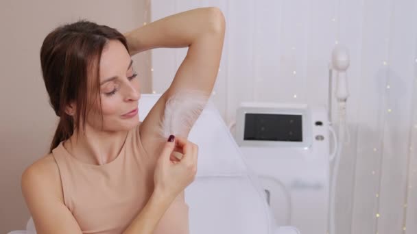 Подмышечная Эпиляция Удаление Волос Молодая Женщина Держит Руки Вверх Показывает — стоковое видео