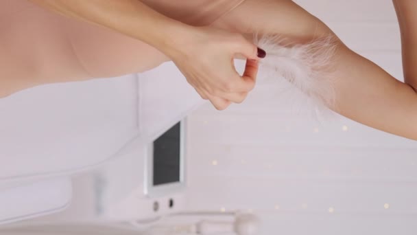 腋窝隆起的垂直录像 激光脱毛剃须后的概念 美丽的画像 腋窝护理 靠近皮肤的白色大羽 — 图库视频影像