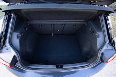 Arabanın bagajının arkası açık. Boş bagajı olan modern bir hatchback arabası. Bagaj bagajı açık. Kasalar ve çantalar için çok yer var. Yolculuğa hazır mısın?