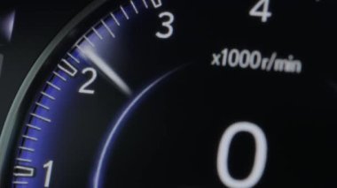 Performans Yarışı Araba Kontrol Paneli. Tachometer Gösteri Performansı. Gösterge paneli arabada. Araba taktiği motorunun devirli iğnesi kırmızı çizgide hız titreşimini gösteriyor. Araba hız ve takometre gösteriyor.
