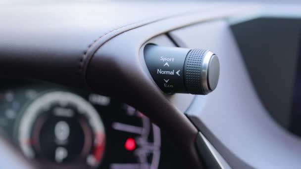 Κουμπί Στο Ταμπλό Του Αυτοκινήτου Πολυτελείας Eco Mode Είναι Ένα — Αρχείο Βίντεο