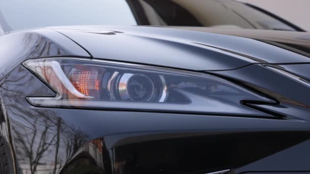 Zamknij Reflektory Nowoczesnego Samochodu Przednia Część Pojazdu Światłem Migającym Światło — Wideo stockowe