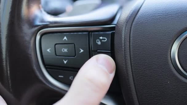 现代汽车内部方向盘上的手动自由和媒体控制按钮 方向盘上的按钮接受或拒绝电话呼叫 详细车况 — 图库视频影像