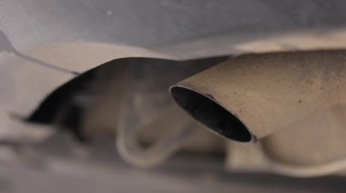 Ekoloji problem sürücüsü CO2 dioksit emisyonu. Benzin ya da dizel araba egzoz gazı ekoloji kirliliğini azaltır. Egzoz Egzozu Dumanı Taşıma. Eko sorunu zehirli gaz. Araba egzoz borusundan çıkan hava kirliliği dumanı.