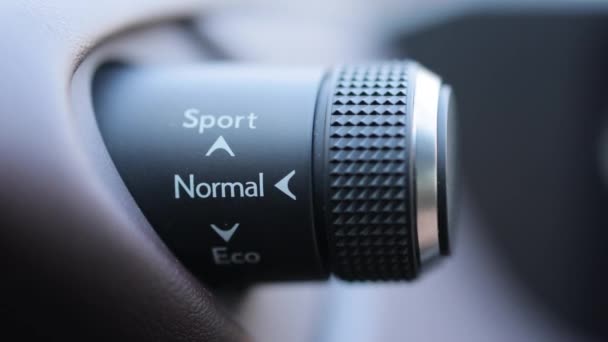 現代車のスポーツ 快適運転モードの手動選択のためのボタン スポーツモードスイッチ 車の運転手はスポーツボタンを押します — ストック動画