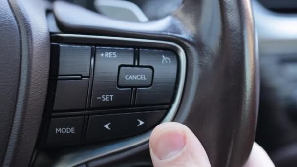 クルーズコントロール スピード制限 ボリュームボタン現代車のステアリングホイール インテリアの詳細 ステアリングホイールのボタン 適応クルーズ制御レーダーを搭載したハイブリッドカー — ストック動画