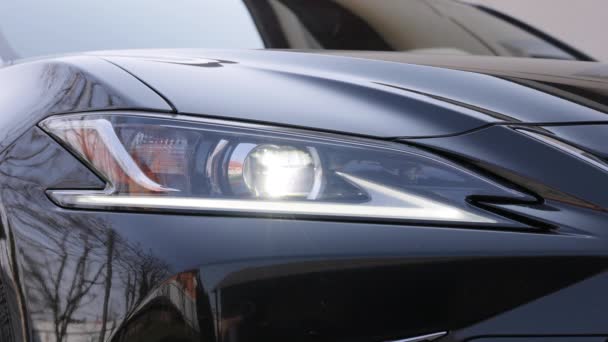 Előre Látni Ahogy Felkapcsolják Fényszórókat Kocsiban Nappal Modern Autó Fényszóró — Stock videók