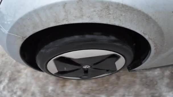 乌克兰利沃夫 2024年1月8日 一辆银色大众Id 3型电动车的Pov Volkswagen 3轮子 公路上的冬季轮胎 驾驶着冬季轮胎轮的汽车上路 — 图库视频影像