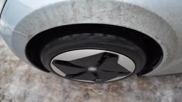 Pov 도로에 타이어 바퀴를 도로에 겨울에 자동차 타이어의 도로에 타이어를 — 비디오