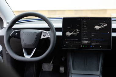 Lviv, Ukrayna - 23 Mart 2024: İç Tesla Model 3 Highland elektrikli araba. Direksiyon, vites, ışık şeridi, konsol, kokpit modern EV teknolojileri araba üretimi, çevre dostu motorlar..