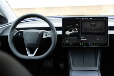 Lviv, Ukrayna - 23 Mart 2024: İç Tesla Model 3 Highland elektrikli araba. Direksiyon, vites, ışık şeridi, konsol, kokpit modern EV teknolojileri araba üretimi, çevre dostu motorlar..