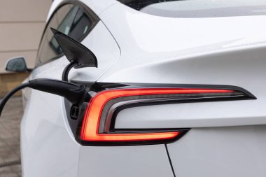 Elektrikli araç modern EV 'yi şarj ediyor. Ekoloji alternatif enerjisini geleceğin sürdürülebilir enerjisinden koru. Elektrikli araba şarj portu.