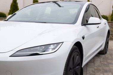 LED farlar beyaz prestijli modern elektrikli araba. Modern araba farları yanıp sönüyor. Araba Ön Ön Ön Ön Ön Ön Ön Ön Ön Ön Ön Ön Işık. Lüks arabanın ışıklarını açtı. Matris farları.