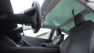 Yeni elektrikli arabanın panoramik cam güneş çatısı. İçeriden gökyüzüne kadar temiz cam ve manzara. Renkli camlı sunroof kapağı. Otomotiv sunroof 'u. Arabanın çatısında kapak var..