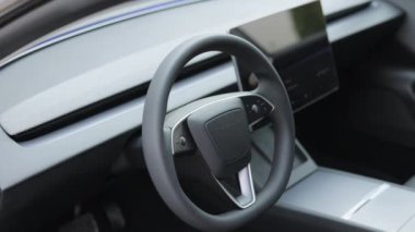 Lviv, Ukrayna - 23 Mart 2024: Yeni Tesla Model 3 Highland elektrikli araba direksiyonu. Deri gösterge paneli, klima kontrolü, hız göstergesi, ekran, dekorasyon. Dümeni olan pahalı bir araba.