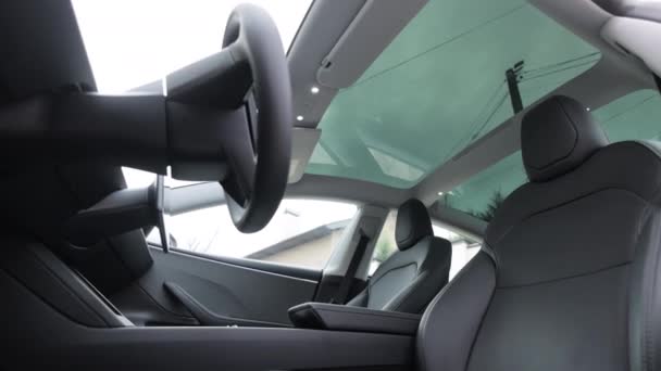 新型电动汽车中的全景玻璃太阳能屋顶 干净的玻璃 从里到外俯瞰天空 天窗是用浅色玻璃制成的 汽车天窗 车顶的舱口 — 图库视频影像