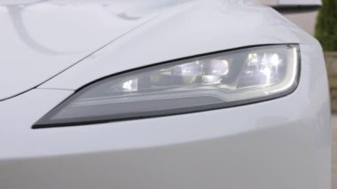 Sürekli yanıp sönen modern araba farları yanıp sönüyor. Lüks arabanın öncü matris ışıklarını açtım. Yanıp sönen araba. Araç önü tam öndeki matris IQ Işık.