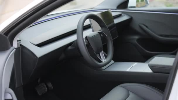 利沃夫 乌克兰 2024年3月23日 内部Tesla Model 3高地电动车 方向盘 显示器 仪表盘 驾驶舱 — 图库视频影像