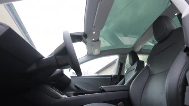 Panoramaglasschiebedach Modernen Elektroauto Sauberes Schiebedach Und Blick Den Himmel Von — Stockvideo