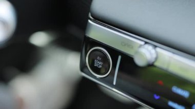 Tuşsuz ateşleme hibrit araba elektro motorunu çalıştırmak için başlatma düğmesine basılıyor. Araba motorunu çalıştırıyorum. Motoru çalıştırmak için düğme. Elektrikli arabayı açıp kapatmak için güç düğmesine basın. .
