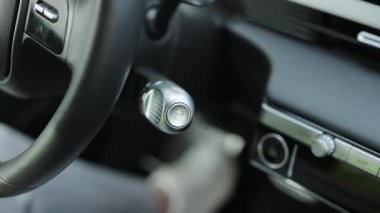 Otomatik vites P otoparkından D sürücüsü moduna geçiyor. Sürücü Oto Gear Kolu Sürücüsü Modu. Sürücüler vites seçiciyi elektrikli arabadaki ters R moduna taşıdılar..