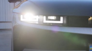 Farlar gece araba LED farlarını açıyor. Yeni modern elektrikli araba farları. Aracın ön tarafındaki IQ ışığını kapat. Arkaplanı bulanık..