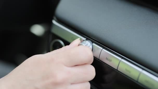 Женское Ручное Управление Радио Музыкой Автомобиле Движении Включает Громкость Музыки — стоковое видео