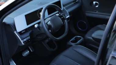Lviv, Ukrayna - 27 Mart 2024: Hyundai Ioniq 5 elektrikli otomobil. Direksiyon, vites, ışık şeridi, konsol, kokpit modern EV teknolojileri araba üretimi, çevre dostu motorlar..