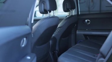 Modern lüks elektrikli arabanın arka deri koltukları. Deri araba yolcu koltuğu. Modern araba iç mimarisi.