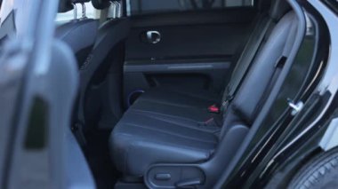 Lüks araba iç mekanı. Elektrikli araç koltuğu ayarlama düğmeleri. Modern lüks arabanın arka deri koltukları. Deri araba yolcu koltuğu.