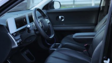 Lviv, Ukrayna - 27 Mart 2024: Yeni Hyundai Ioniq 5 elektrikli araba. Arabanın içinde ön deri koltuklar, direksiyon, pencereler, konsol, elektrik düğmeleri, dijital hız göstergesi var..