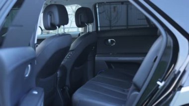 Lviv, Ukrayna - 27 Mart 2024: Hyundai Ioniq 5 elektrikli otomobil. Modern lüks arabanın arka deri koltukları. Deri araba yolcu koltuğu. Lüks araba iç mekanı..