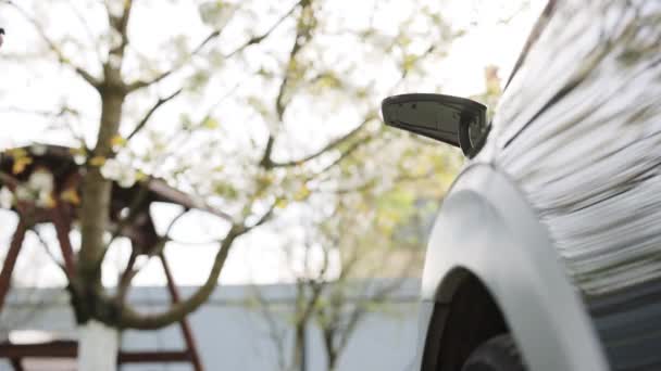 Elektrikli Arabaları Açan Kadın Baltayı Açıp Şarj Etmek Için Fişe — Stok video