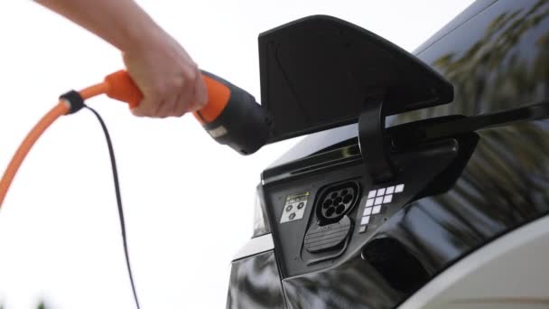 Kobiety Zatykają Jej Elektryczne Auto Kobieta Wkłada Kabel Ładowania Erekcji — Wideo stockowe
