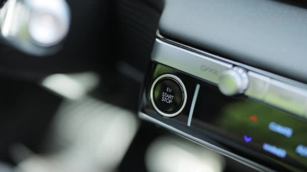 按下备用电源按钮打开或关闭电动车特写 按Ev汽车启动停止按钮 手指按下按钮开动汽车引擎 运输和技术的概念 — 图库视频影像