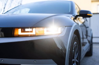 Başkentteki modern farlar ya da otomobil arabasının ön ışığı. Araba yönlendirilmiş ışık sinyali loş ve tam döngü. Acil durum lambası, uyarı işareti. Etrafta yardım edecek kimse yok