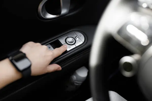 Tombol Untuk Menutup Pintu Mobil Ditekan Dengan Tangan Pada Lengan — Stok Foto