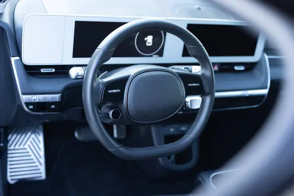 Zwart Lederen Dashboard Klimaatbeheersing Snelheidsmeter Display Houtdecoratie Stuurwiel Dure Elektrische — Stockfoto