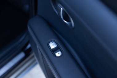 Koltukların arkasını ısıtmak için düğme. Arka koltuk ısıtmalı koltuk kontrolleri. Arka yolcu koltuğu ısıtma düğmesi, arabanın içi. Arabada çift koltuklu ısıtma düğmesi..