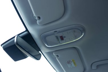 Acil durum düğmesi. Araba kazasından sonra çağrı merkeziyle bağlantı kurup yardım istemek için. Avrupa arabalarındaki eCall sisteminin sembolü olarak arabadaki SOS düğmesi. Elektrikli arabada tavan konsolundaki sos tuşu