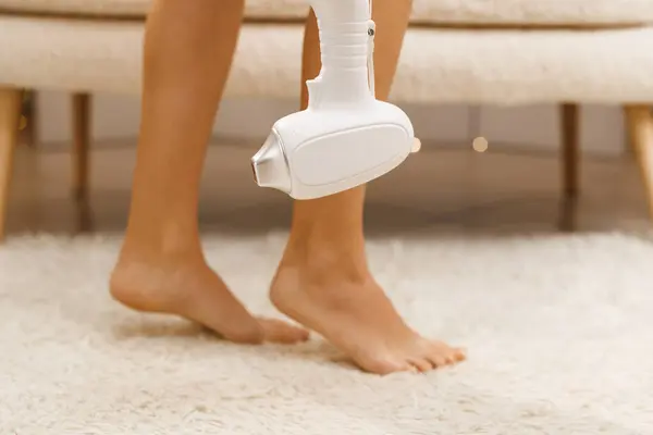 Ноги Красивой Женщины Современным Лазерным Эпилятором Лазерная Эпиляция Диодом Удаление Стоковое Изображение