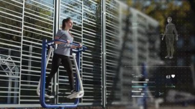 Sağlıklı Veri Futuristik Fitness İzleme Uygulaması Artırılmış Gerçeklik Arayüzü. Genç sportif kadın dışarıda spor salonunda yürüyüş egzersizleri yapıyor. Çapraz çalıştırma makinesi kullanıyor. Kız günlük spor yapıyor..