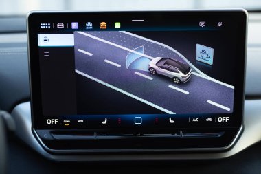 Elektrikli araçlarda güvenli sürüş asistanları. Sürücünün menüde hareket etmesine yardımcı olacak asistanlar seçebileceğiniz elektrikli bir arabanın görüntüsü. Yardımcı seçim menüsü.