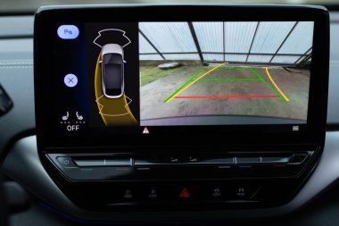 Araba ekranı ve dikiz kamerası. Otopark asistanı içeride. Modern arabadaki video park sistemi. Otomotiv güvenlik teknolojisi ekipmanları. Araba ters sistemi için Arka Görünüm Monitörü.