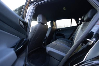 Modern lüks elektrikli arabanın arka deri koltukları. Deri araba yolcu koltuğu. Modern araba iç mimarisi.