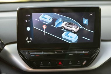 Elektrikli araçlarda güvenli sürüş asistanları. Sürücünün menüde hareket etmesine yardımcı olacak asistanlar seçebileceğiniz elektrikli bir arabanın görüntüsü. Yardımcı seçim menüsü.